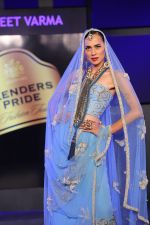 Model walks for Suneet Varma Show at Blenders Pride Fashion Tour Day 2 on 17th Nov 2013 (16)_528b0b37832dc.JPG