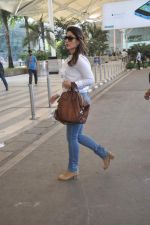 Kareena Kapoor snapped at Domestic Airport in Mumbai on 20th Nov 2013 (42)_528cc24f43008.JPG
