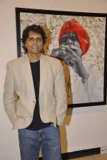 Nagesh Kukunoor at art showing Fellow Travellers by Laxman Aelay in jehangir Art Gallery, Mumbai on 19th nov 2013 (7)_528c6217a52a9.JPG