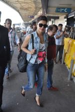 Priyanka Chopra snapped at airport in Mumbai on 19th Nov 2013 (13)_528c670b39106.JPG