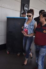 Priyanka Chopra snapped at airport in Mumbai on 19th Nov 2013 (17)_528c6709b41f2.JPG