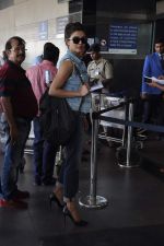 Priyanka Chopra snapped at airport in Mumbai on 19th Nov 2013 (25)_528c67071c6d8.JPG