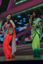 Shilpa Shetty, Kareena Kapoor  on the sets of Nach Baliye 6 in Mumbai on 19th Nov 2013 (68)_528ca5aa4d479.JPG