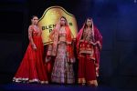 Model walk for Suneet Varma Show at BLENDERS PRIDE FASHION TOUR 2013 Day 1 in Mumbai on 23rd Nov 2013 (98)_5291f9c146a01.JPG
