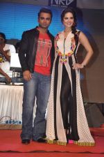 Sunny Leone, Sachiin Joshi at Jackpot music launch in Juhu, Mumbai on 23rd Nov 2013 (60)_5291b140f2de2.JPG