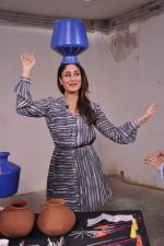 Kareena Kapoor promote Gori Tere Pyaar Mein in Mumbai on 26th Nov 2013 (62)_52958a7ec7633.JPG