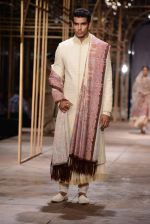 Model walks for Tarun Tahiliani at AVBFW 2013 in Mumbai on 29th Nov 2013 (92)_52995300db477.JPG