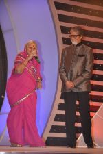 Amitabh Bachchan at CNN-IBN awards ceremony in Mumbai on 2nd Dec 2013 (19)_529d70668ba97.JPG