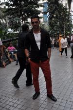 John Abraham snapped on the sets of Welcome Back in Mumbai on 2nd Dec 2013 (1)_529d6f789c38c.JPG