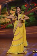 Shilpa Shetty on the sets on Nach Baliye 6 in Filmistan, Mumbai on 3rd Dec 2013  (98)_529f64ba100f2.JPG