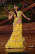 Shilpa Shetty on the sets on Nach Baliye 6 in Filmistan, Mumbai on 3rd Dec 2013  (99)_529f64b90ea76.JPG