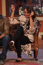 Sonakshi Sinha on the sets of Comedy Nights with Kapil in Mumbai on 4th Dec 2013 (131)_52a01e2527538.JPG