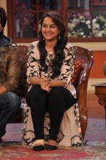 Sonakshi Sinha on the sets of Comedy Nights with Kapil in Mumbai on 4th Dec 2013 (139)_52a01e2d0981e.JPG