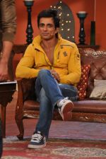 Sonu Sood on the sets of Comedy Nights with Kapil in Mumbai on 4th Dec 2013 (33)_52a01d22edb79.JPG
