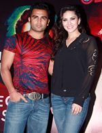 Sunny Leone, Sachiin Joshi promote Jackpot in Gurgaon on 7th Dec 2013 (10)_52a36167e4180.jpg