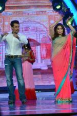 Madhuri Dixit, Salman Khan promote Dedh Ishqiya on the sets of Bigg Boss 7 in Lonavla, Mumbai on 7th Dec 2013 (30)_52a4009e71b43.JPG
