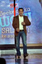 Salman Khan on the sets of Bigg Boss 7 in Lonavla, Mumbai on 7th Dec 2013 (110)_52a400a8418f5.JPG