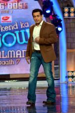 Salman Khan on the sets of Bigg Boss 7 in Lonavla, Mumbai on 7th Dec 2013 (111)_52a400a896b3a.JPG