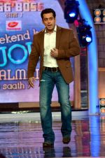 Salman Khan on the sets of Bigg Boss 7 in Lonavla, Mumbai on 7th Dec 2013 (112)_52a400a8ec8a5.JPG