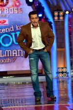 Salman Khan on the sets of Bigg Boss 7 in Lonavla, Mumbai on 7th Dec 2013 (113)_52a400a94e170.JPG
