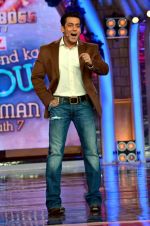 Salman Khan on the sets of Bigg Boss 7 in Lonavla, Mumbai on 7th Dec 2013 (114)_52a400a9a756e.JPG