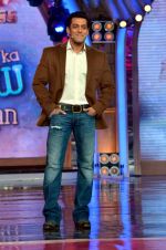 Salman Khan on the sets of Bigg Boss 7 in Lonavla, Mumbai on 7th Dec 2013 (117)_52a400aab084e.JPG