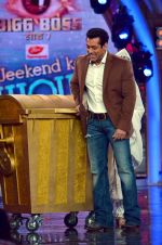 Salman Khan on the sets of Bigg Boss 7 in Lonavla, Mumbai on 7th Dec 2013 (121)_52a400ac1d5d0.JPG