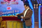 Salman Khan on the sets of Bigg Boss 7 in Lonavla, Mumbai on 7th Dec 2013 (123)_52a400acbc5c6.JPG