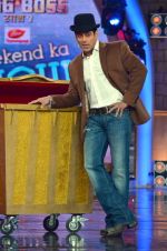 Salman Khan on the sets of Bigg Boss 7 in Lonavla, Mumbai on 7th Dec 2013 (125)_52a400ad8362d.JPG