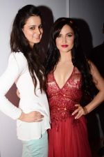 Elli Avram walks for nitya bajaj as a showstopper in her latest collection at amsterdam kitchen and bar in saket, delhi on 6th Dec 2013 (12)_52a584ccbe2dc.jpg