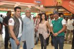 Om Puri, Shilpa Anand on location of the film The Mall in Bhayander, Mumbai on 9th Dec 2013 (4)_52a6aeea35f78.JPG