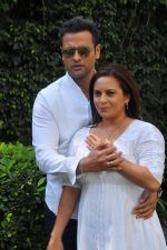 Rohit Roy and wife Mansi celebrate their Platinum Day of Love and exchange Platinum Love Bands by Ishwarlal Harjivandas Jewellers in Mumbai on 12th Dec 2013 (9)_52aae0aa18379.JPG