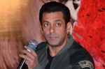 Salman Khan in Jai Ho film press meet in Chandan, Mumbai on 12th Dec 2013 (45)_52aab5561ebf5.JPG
