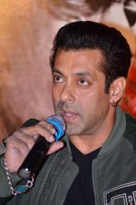 Salman Khan in Jai Ho film press meet in Chandan, Mumbai on 12th Dec 2013 (55)_52aab5589cf2f.JPG