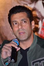 Salman Khan in Jai Ho film press meet in Chandan, Mumbai on 12th Dec 2013 (56)_52aab5591cac3.JPG