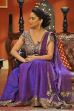 Madhuri Dixit promote Dedh Ishqiya on the sets of Comedy Nights with Kapil in Filmcity, Mumbai on 13th Dec 2013 (71)_52ac32391a986.JPG