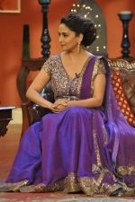 Madhuri Dixit promote Dedh Ishqiya on the sets of Comedy Nights with Kapil in Filmcity, Mumbai on 13th Dec 2013 (72)_52ac32398af40.JPG