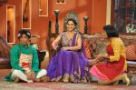 Madhuri Dixit promote Dedh Ishqiya on the sets of Comedy Nights with Kapil in Filmcity, Mumbai on 13th Dec 2013 (89)_52ac3247ae466.JPG