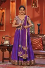 Madhuri Dixit promote Dedh Ishqiya on the sets of Comedy Nights with Kapil in Filmcity, Mumbai on 13th Dec 2013 (93)_52ac324eef098.JPG