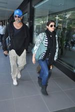 Akshay kumar and Twinkle Khanna snapped at the airport as they arrive from Casablanca on 16th Dec 2013 (28)_52afec158748a.JPG