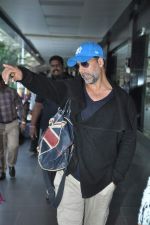 Akshay kumar snapped at the airport as they arrive from Casablanca on 16th Dec 2013 (5)_52afebe4af1ea.JPG