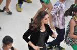 Madhuri Dixit shoots for Oral B advertisement in Oberoi Mall, Mumbai on 16th Dec 2013 (32)_52aff63cd6f8d.JPG