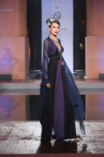Model walk the ramp for Suneet Verma show by BMW on 16th Dec 2013 (14)_52afeb7867c07.JPG