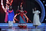 Huma, Madhuri and Shruti  visits the sets of Dance India Dance Season 4.JPG_52b16d0aa95c3.JPG
