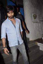 Shahid Kapoor snapped at Olive on 17th Dec 2013 (32)_52b1425d9d6fc.JPG