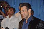 Salman Khan at Big Star Awards red carpet in Andheri, Mumbai on 18th Dec 2013 (10)_52b2d41c32dd4.JPG