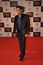 Salman Khan at Big Star Awards red carpet in Andheri, Mumbai on 18th Dec 2013 (9)_52b2d41bd310e.JPG