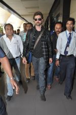 Hrithik Roshan returns from USA post medical check-up and Split with Sussanne news in Mumbai on 20th Dec 2013 (5)_52b5051fc9a02.JPG