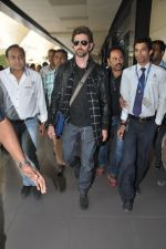 Hrithik Roshan returns from USA post medical check-up and Split with Sussanne news in Mumbai on 20th Dec 2013 (6)_52b5052031293.JPG