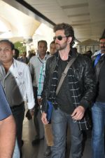 Hrithik Roshan returns from USA post medical check-up and Split with Sussanne news in Mumbai on 20th Dec 2013 (7)_52b505208fbe2.JPG